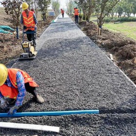 大理彩色透水混凝土道路  多孔無(wú)砂彩色透水混凝土  透水罩面劑材料廠家   生態(tài)透水混凝土粘接劑    免費(fèi)送貨到工地