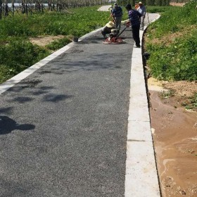 曲靖市5cm彩色透水硂 彩色透水混凝土材料廠家 生態透水砼粘接劑 免費送貨到工地