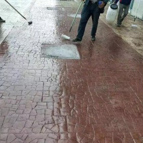 玉溪市 彩色壓膜混凝土  壓印混凝土材料廠家 藝術壓花地坪單價 壓花地坪材料廠家批發 廠家免費施工指導免費送貨